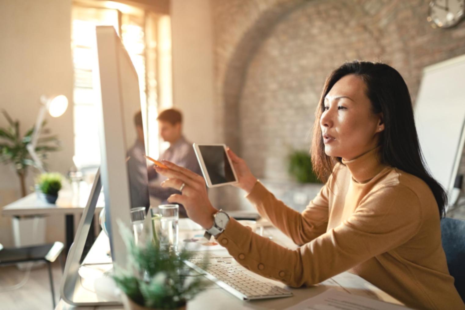 Technical SEO workshop session with participants analyzing e-commerce website structures